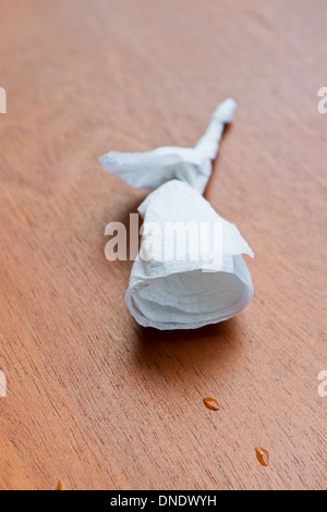 Petite rose fabriqué à partir d'une serviette cocktail placé sur une table Banque D'Images