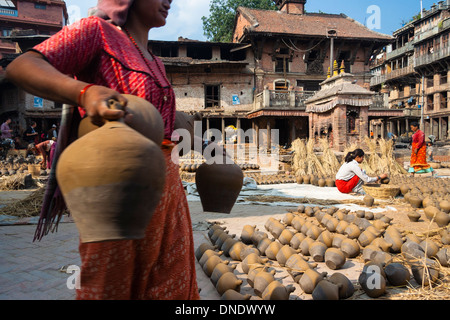 Newari les femmes travaillant à Potters Square à Bhaktapur. Vallée de Katmandou, Népal Banque D'Images