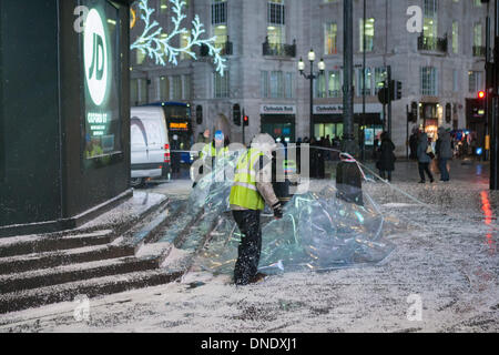 Londres, Royaume-Uni. Dec 23, 2013. Snow globe géant autour d'Eros dans Piccadilly Circus à Londres se dégonfle en raison des vents. La tempête a causé des troubles partout au Royaume-Uni. Credit : martyn wheatley/Alamy Live News Banque D'Images