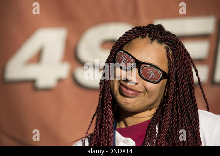 San Francisco, CA, USA. Dec 23, 2013. Rachael Richard porte San Francisco 49ers verres avant le match contre les Falcons d'Atlanta à Candlestick Park Lundi 23 Décembre 2013 à San Francisco, Californie © Paul Kitagaki Jr/Sacramento Bee/ZUMAPRESS.com/Alamy Live News Banque D'Images