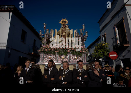 Porteurs d'images religieuses portent une Vierge du Carmen sculpture pendant la semaine de Pâques en Prado del Rey, Cadix, Andalousie, Espagne Banque D'Images