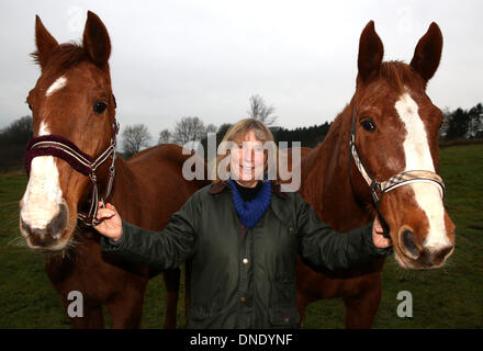 Norderbrarup, Allemagne. Dec 18, 2013. Petra Teegen, initiateur de la première éclosion de chevaux, pose avec les chevaux 'Capriole' (L) et 'Gina' à l'entrée du cheval éclosent en Norderbrarup, Allemagne, 18 décembre 2013. Les propriétaires de chevaux peuvent laisser leurs animaux de façon anonyme à l'urgence, l'fort. Photo : Axel Heimken/dpa/Alamy Live News Banque D'Images