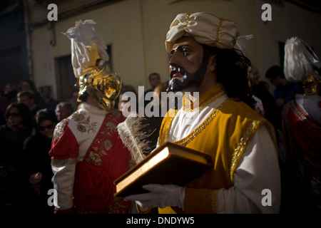 Un homme masqué vêtu comme un personnage biblique tient un livre à Pâques Semaine Sainte à Puente Genil, Cordoue, Andalousie, Espagne Banque D'Images