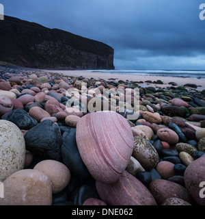 Des rochers de grès rouge sur plage à Rackwick Bay, Hoy, Orkney, Scotland Banque D'Images