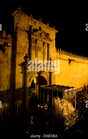 Un discours du trône de l'affichage d'une Vierge Marie sculpture est réalisée à travers une porte du Mosque-Cathedral de Cordoba Banque D'Images