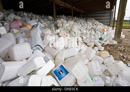 Dépôt de recyclage de pesticides sur la montagne County, Alberta, Canada. Banque D'Images