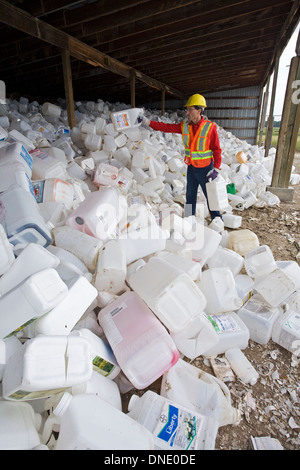 Les conteneurs de tri des travailleurs au centre de recyclage de pesticides, Mountain View County, Alberta, Canada. Banque D'Images