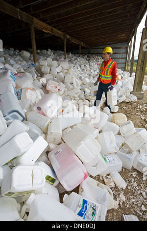 Les conteneurs de tri des travailleurs au centre de recyclage de pesticides, Mountain View County, Alberta, Canada. Banque D'Images