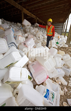 Les conteneurs de tri des travailleurs au centre de recyclage de pesticides, Mountain View County, Alberta, Canada. Banque D'Images