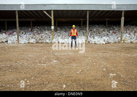 Les conteneurs de tri des travailleurs au centre de recyclage de pesticides, Mountain View County, Alberta, Canada. Banque D'Images