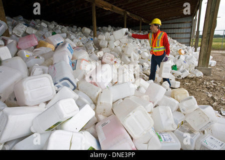 Les conteneurs de tri des travailleurs au centre de recyclage de pesticides, Mountain View County, Alberta, Canada. Banque D'Images