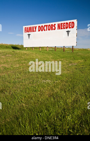 Panneaux publicitaires en bordure de médecins nécessaires dans les collectivités rurales, de l'Alberta, Canada. Banque D'Images