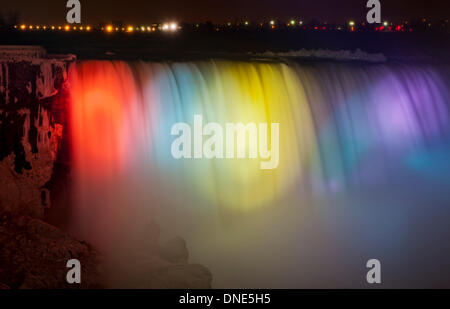 Toronto, Canada. 23rd, 2013. Niagara Falls est allumé pendant l'hiver 2013 Fête des lumières à Niagara Falls, Ontario, Canada, le 23 décembre 2013. Un festival de feux d'hiver pour maison de célébration a lieu ici de Novembre 9th, 2013 au 31 janvier 2014. Credit : Zou Zheng/Xinhua/Alamy Live News Banque D'Images