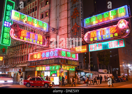 Hong Kong, Chine - 12 décembre 2013 : Scène de rue à Mongkok. Colorful shopping street illuminée la nuit. Mongkok est distri Banque D'Images