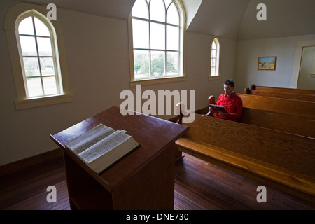 L'âge moyen des hommes priant dans l'église unie, Dorothy, Alberta, Canada. Banque D'Images