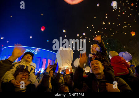 (131224) -- ZAGREB, 24 décembre 2013 (Xinhua) - Personnes fly lanternes dans le ciel nocturne pendant le ARTOMAT art festival au centre-ville de Zagreb, Croatie, 23 décembre 2013. Les gens avec leurs lanternes parution espoirs et meilleurs vœux de Noël traditionnel au cours d'une manifestation organisée par l'artiste conceptuel croate Kresimir Tadija Kapulica. (Xinhua/Lisanin Miso)(yt) Banque D'Images