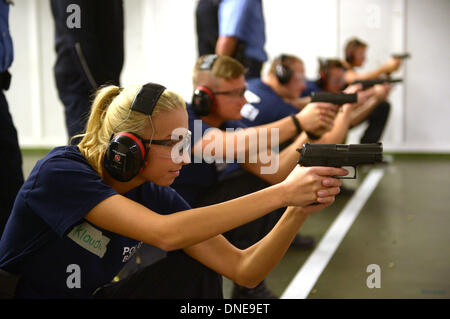 Fichier - Un fichier photo datée du 18 novembre 2013 montre cadets policiers à la formation d'un champ de tir à l'académie de police de l'état à Berlin, Allemagne. En Rhénanie-Palatinat, la police continuera à cour spécifiquement pour les stagiaires issus de l'immigration. Photo : Rainer Jensen/dpa Banque D'Images