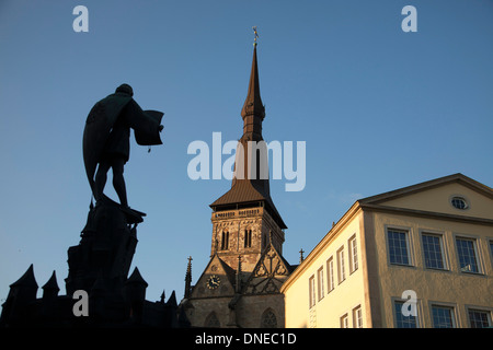 Buergerbrunnen fontaine et église Sainte-Marie dans Osnabrueck, Basse-Saxe, Allemagne Banque D'Images