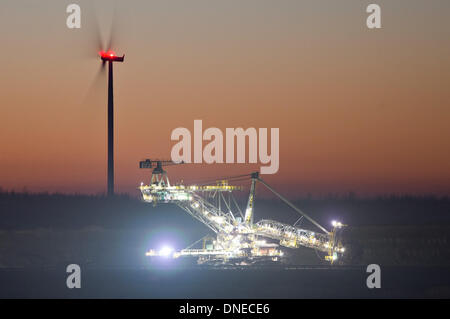 Deutzen, Allemagne. Dec 12, 2013. Une roue-pelle lumineux fonctionne en face d'une éolienne et la centrale électrique de la mine à ciel ouvert à Lippendorf Vereinigtes Schleenhain du lignite allemand (Société MIBRAG) près de Deutzen, Allemagne, 12 décembre 2013. Les mines MIBRAG dix à onze millions de tonnes de lignite par an pour la centrale électrique Lippendorf. Photo : Jan Woitas/ZB/dpa/Alamy Live News Banque D'Images