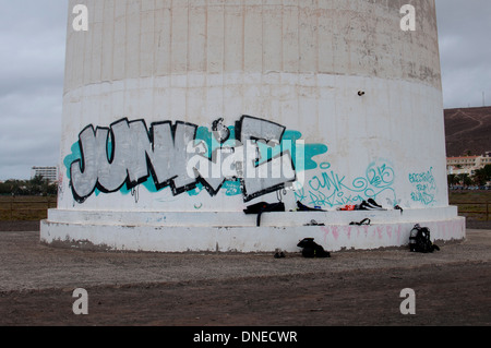 Graffiti sur une base, le phare de Morro del Jable, Fuerteventura, Îles Canaries, Espagne. Banque D'Images