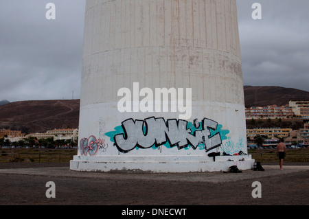 Graffiti sur une base, le phare de Morro del Jable, Fuerteventura, Îles Canaries, Espagne. Banque D'Images