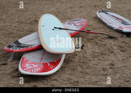 Paddle Boards on Beach Banque D'Images