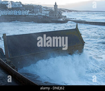 La veille de Noël tempête de l'hiver avec de grandes mers et les grands vents de Porthleven pâte, Cornwall Alamy/Bob Sharples Banque D'Images