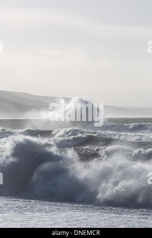 Aberystwyth, Pays de Galles, Royaume-Uni. Le 24 décembre, 2013. Pummel vagues la promenade à Aberystwyth, sur la veille de Noël, à la suite de jours de très mauvais temps. Des coups de vent provoquer de très grosse mer à marée haute à midi sur le milieu de la côte du Pays de Galles. Credit : atgof.co/Alamy Live News Banque D'Images