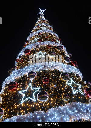 L'arbre de Noël géant en plein air le soir, illuminée la nuit contre sombre ciel bleu Banque D'Images