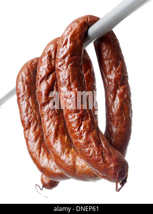 Saucisse polonaise boucle sur fond blanc Banque D'Images