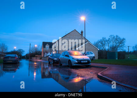 Malmesbury, Wiltshire, Royaume-Uni. Le 24 décembre, 2013. La veille de Noël après de fortes pluies a frappé le Royaume-Uni. La rivière Avon éclate c'est des banques, et de l'inondation se meut lentement jusqu'une route dans la ville de Malmesbury Wiltshire. L'an dernier à cette époque Malmesbury subi de graves inondations faisant les nouvelles nationales. Credit : Terry Mathews/Alamy Live News Banque D'Images