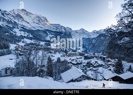 Vue d'hiver au crépuscule du village de Wengen, Oberland Bernois, Suisse Banque D'Images