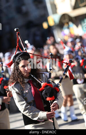 Bethléem, en Cisjordanie. Le 24 décembre, 2013. Les gens font à l'église de la Nativité dans la ville cisjordanienne de Bethléem le 24 décembre 2013. Des milliers de pèlerins chrétiens se sont réunis à la place de la crèche de Bethléem pour célébrer Noël. Credit : Fadi Arouri/Xinhua/Alamy Live News Banque D'Images