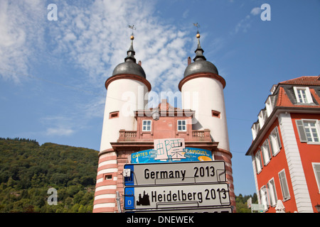 Vieux Pont et porte plaques souvenirs à Heidelberg, Bade-Wurtemberg, Allemagne Banque D'Images