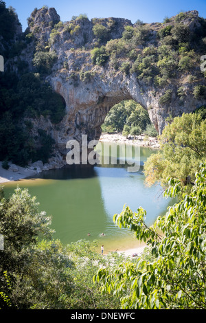 Rivière Ardèche, France, Europe. Le célèbre rocher Pont d'Arc, au-dessus de la magnifique rivière à méandres. Banque D'Images
