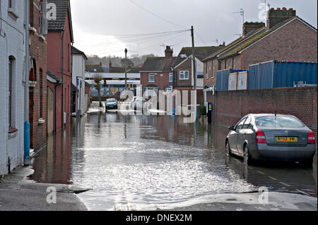 Tonbridge, Kent, UK 24 décembre 2013. La rivière Medway inondations une rue locale Crédit : Patrick nairne/Alamy Live News Banque D'Images