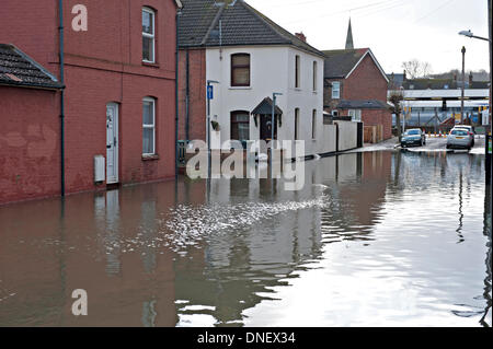 Tonbridge, Kent, UK 24 décembre 2013. La rivière Medway inondations une rue locale Crédit : Patrick nairne/Alamy Live News Banque D'Images