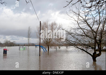 Tonbridge, Kent, UK 24 décembre 2013. La rivière Medway inondations à proximité terrains Crédit : Patrick nairne/Alamy Live News Banque D'Images