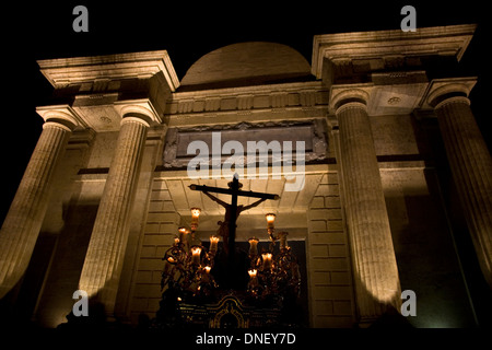 Le Cristo del Amor sculpture franchit la porte du pont romain, connu sous le nom de l'Arc de Triomphe, au cours de la Semaine Sainte de Pâques Banque D'Images