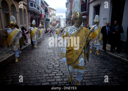 Des hommes habillés comme les légionnaires défilent dans la rue au cours d'une procession de la Semaine Sainte de Pâques à Puente Genil, Cordoba Banque D'Images