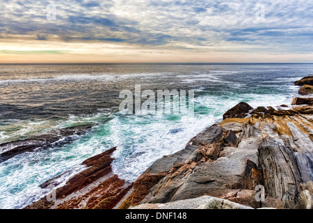 Vue de la corniches rocheuses colorées avec l'océan en arrière-plan au lever du soleil à Pemaquid Point, Maine Banque D'Images
