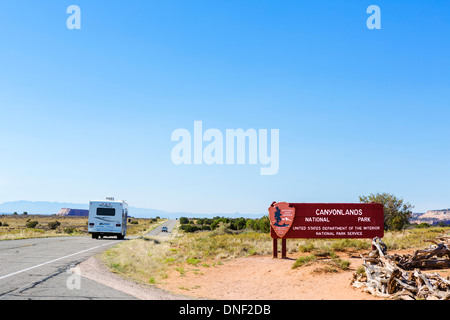 Le camping-car à l'entrée de la section de l'île dans le ciel de Canyonlands National Park, Utah, USA Banque D'Images