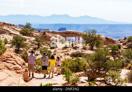 Les touristes sur la piste à Mesa Arch, Île dans le ciel, Canyonlands National Park, Utah, USA Banque D'Images