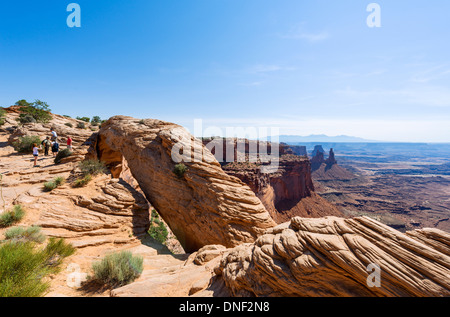 Les touristes à la Mesa Arch, Île dans le ciel, Canyonlands National Park, Utah, USA Banque D'Images