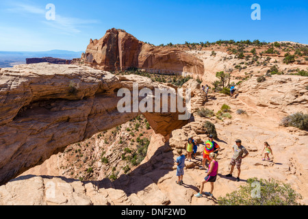 Les touristes à la Mesa Arch, Île dans le ciel, Canyonlands National Park, Utah, USA Banque D'Images