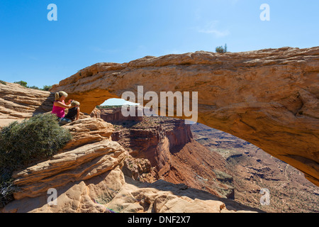 Les touristes à la Mesa Arch, Île dans le ciel, Canyonlands National Park, Utah, USA Banque D'Images