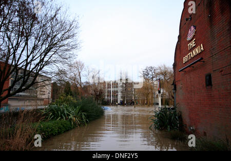 Guildford, Surrey, UK 24 décembre 2013. L'augmentation des eaux d'inondation de la rivière Wey enveloppant une voiture dans le parking par la Millmead Britannia Public House à Guildford. Les inondations ont été causées par de fortes pluies au cours des dernières 24 heures. Credit : Bruce McGowan/Alamy Live News Banque D'Images