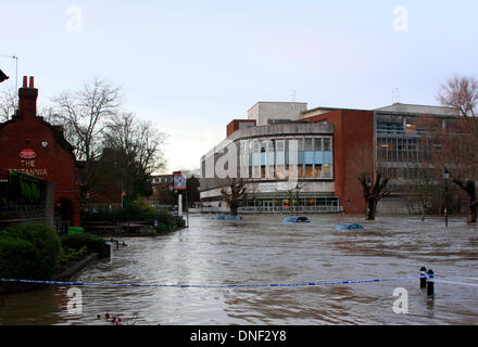 Guildford, Surrey, UK 24 décembre 2013. L'augmentation des eaux d'inondation de la rivière Wey enveloppe voitures dans le parking de l'Millmead Debenhams department store à l'arrière-plan. Les inondations ont été causées par de fortes pluies au cours des dernières 24 heures. Credit : Bruce McGowan/Alamy Live News Banque D'Images