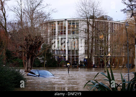 Guildford, Surrey, UK 24 décembre 2013. L'augmentation des eaux d'inondation de la rivière Wey enveloppant une voiture dans le parking de l'Millmead Yvonne Arnaud Theatre dans l'arrière-plan. Les inondations ont été causées par de fortes pluies au cours des dernières 24 heures. Credit : Bruce McGowan/Alamy Live News Banque D'Images