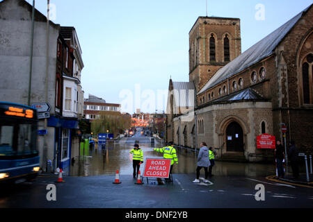 Guildford, Surrey, UK 24 décembre 2013. Route fermée à l'église St Nicolas par Millmead en raison de l'augmentation de l'eau d'inondation de la rivière Wey. Arrêter le trafic de la police et le public de s'approcher de l'eau. Les inondations ont été causées par de fortes pluies au cours des dernières 24 heures. Credit : Bruce McGowan/Alamy Live News Banque D'Images